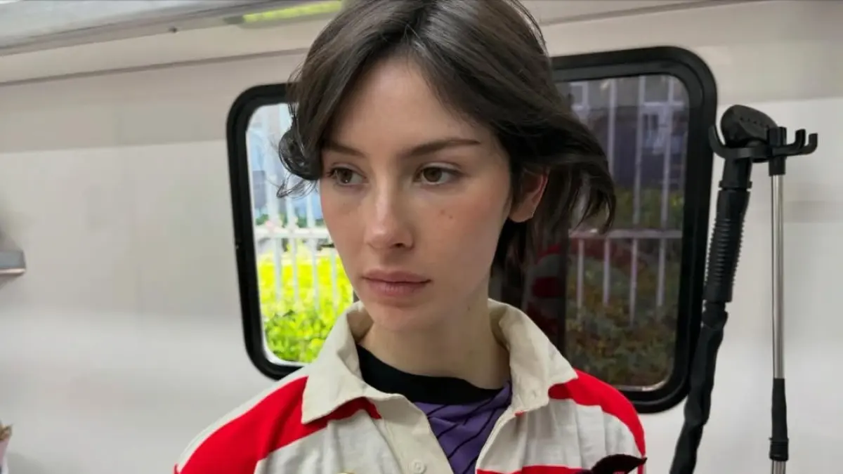 Gracie Abrams akan memulai tur global. (x.com/JumpTrailers)