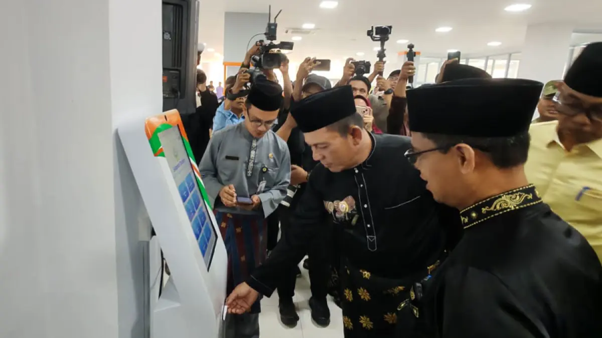 Gubernur Kepri, Ansar Ahmad melihat kesiapan layanan dalam Gedung MPP Karimun. F. Sandi Pram / Batam Pos 