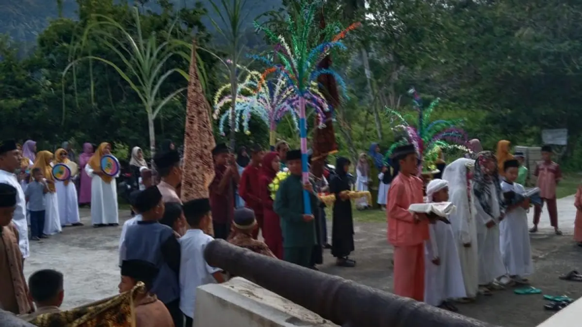 Keterangan: Peserta pawai barang sejarah di Desa Ulu Maras, Kecamatan Jemaja Timur. F. Warga untuk Batam Pos