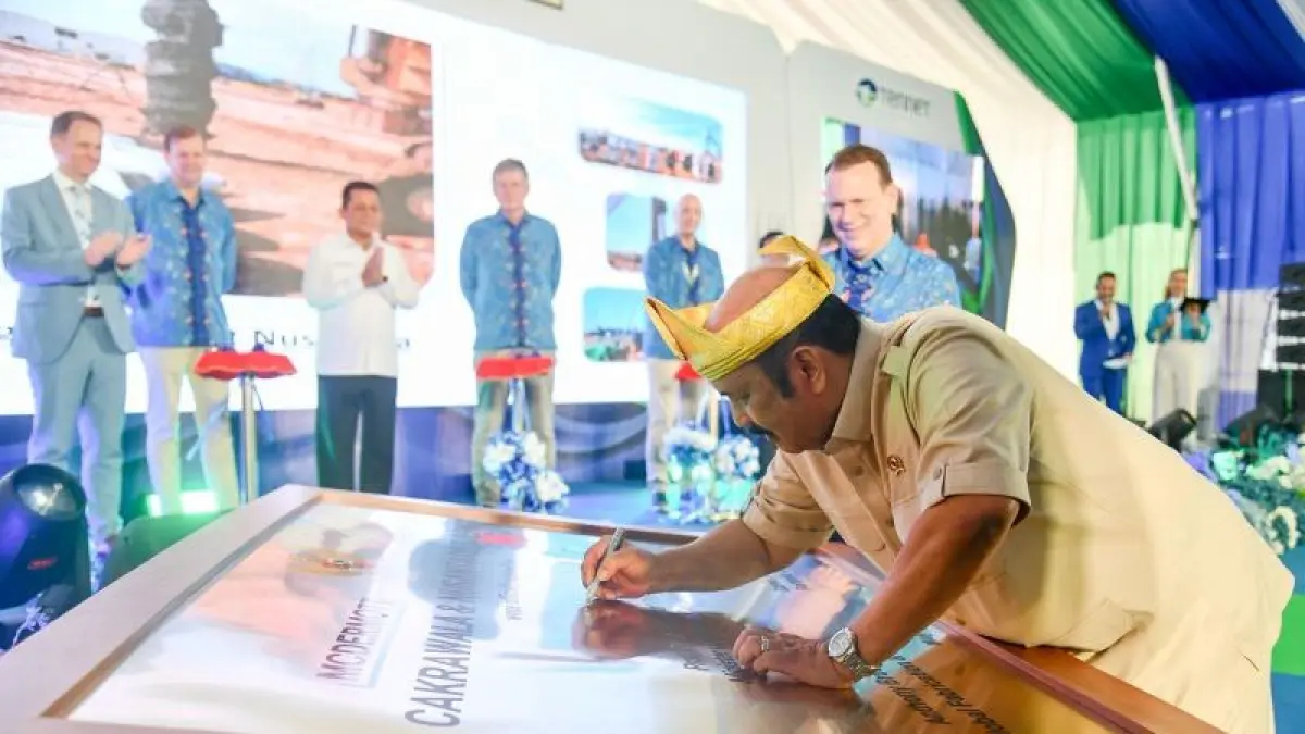  Menteri Bappenas Rachmat Pambudy saat menandatangani prasasti peresmian gedung Cakrawala dan Nusantara PT McDermott Indonesia di Batam, Kepri, Kamis (28/5/2026). F. Diskominfo Kepri
