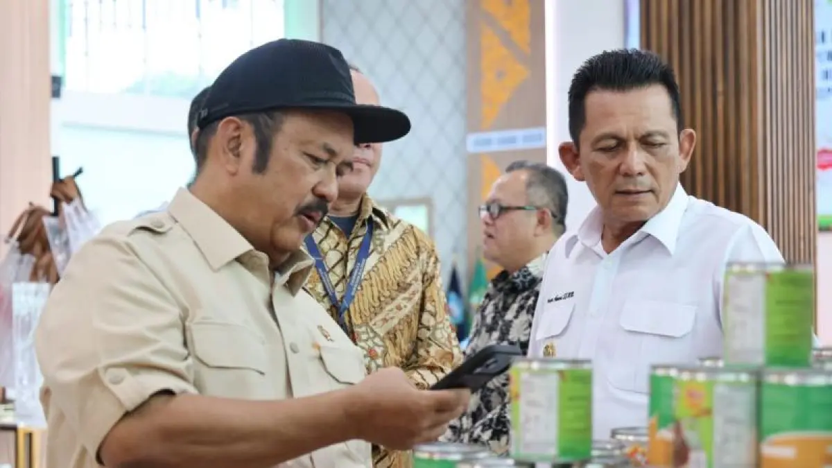 Menteri PPN Rachmat Pambudy didampingi Gubernur Kepri Ansar Ahmad melihat produk UMKM unggulan di Gedung Dewan Kerajinan Nasional Daerah (Dekranasda) Provinsi Kepri di Kota Tanjungpinang, Kamis (28/5/2026). F. Diskominfo Kepri 
