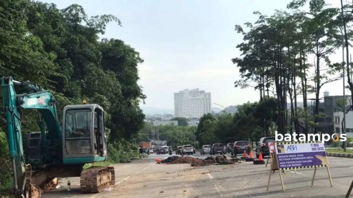 Petugas dan satu alat berat milik BP Batam melakukan perbaikan ruas Jalan Yos Sudarso dari arah Seraya menuju Simpang Indomobil, Rabu (27/5).  Foto: M. Sya’ban/Batam Pos