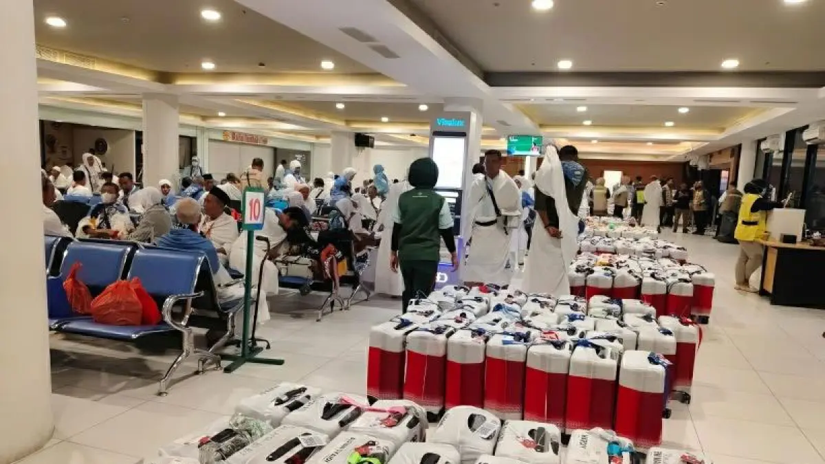 Suasana pelepasan jamaah calon haji Embarkasi Batam melalui Bandara Hang Nadim Batam, Kepri, periode April 2026. F. Kemenag Kepri 