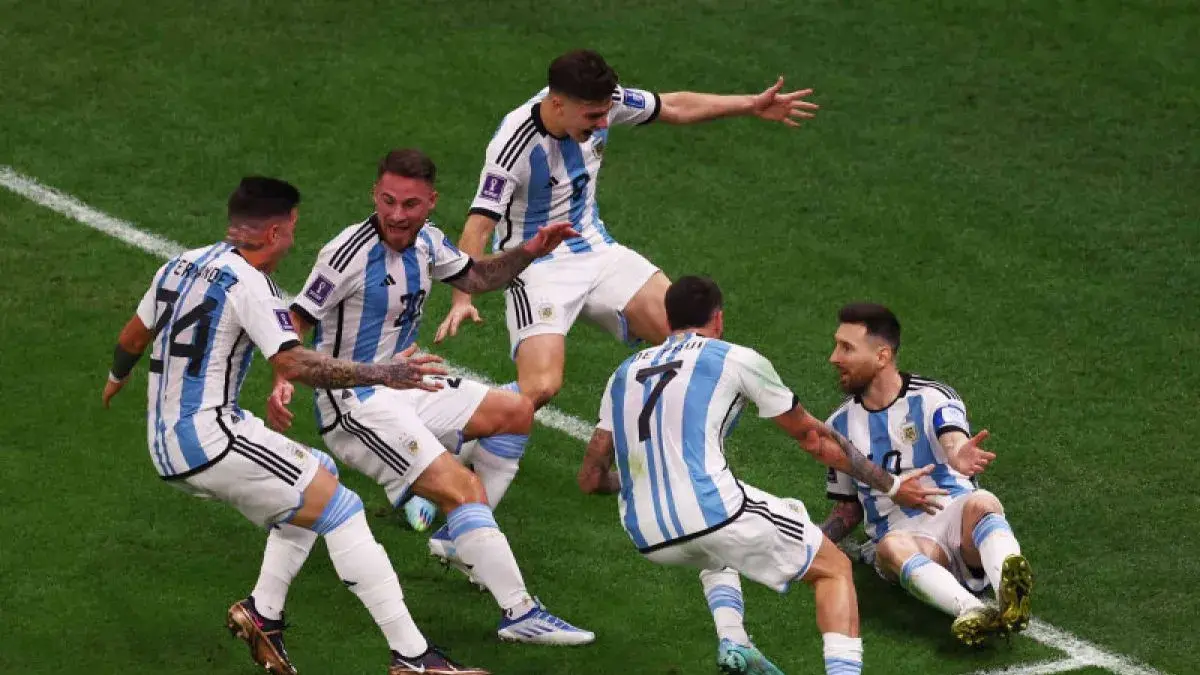 Pemain timnas Argentina Lione Messi (kanan) berselebrasi usai mencetak gol dari titik pinalti ke gawang Prancis pada pertandingan Final Piala Dunia Qatar 2022 di Stadion Lusail, Lusai, Qatar, Minggu (18/12/2022). Argentina unggul sementara 1-0 atas Prancis. ANTARA FOTO/REUTERS/Paul Childs/wsj.
