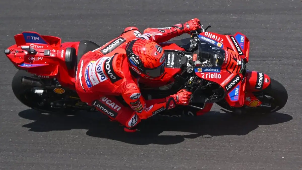 Arsip - Pembalap Ducati Lenovo Team Marc Marquez memacu kecepatan sepeda motornya dalam sesi kualifikasi Q2 MotoGP Indonesia 2025 di Sirkuit Internasional Pertamina Mandalika, Lombok Tengah, Nusa Tenggara Barat, Sabtu (4/10/2025). ANTARAFOTO/Aditya Pradana Putra/tom.