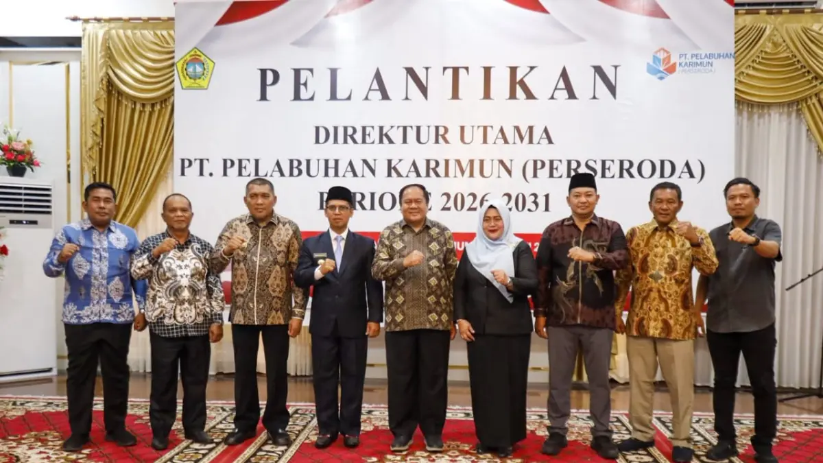 Bupati Karimun, Iskandarsyah melantik dan mengambil sumpah Liza Bharlyantie Hilsya sebagai Dirut BUMD PT Pelabuhan Karimun (Perseroda) yang baru. Foto: Dokumentasi Protokol Pimpinan