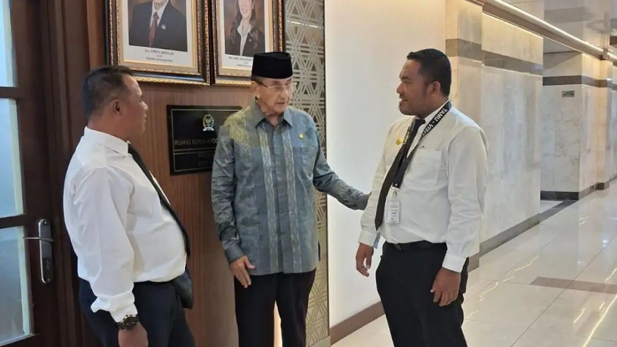 Camat Jemaja, Mudahir, dan Camat Siantan, Utara Amiruddin, menemui Anggota DPD RI asal Kepulauan Riau, Ismeth Abdullah, di Senayan, Jakarta, Jumat (29/5). Foto: Istimewa