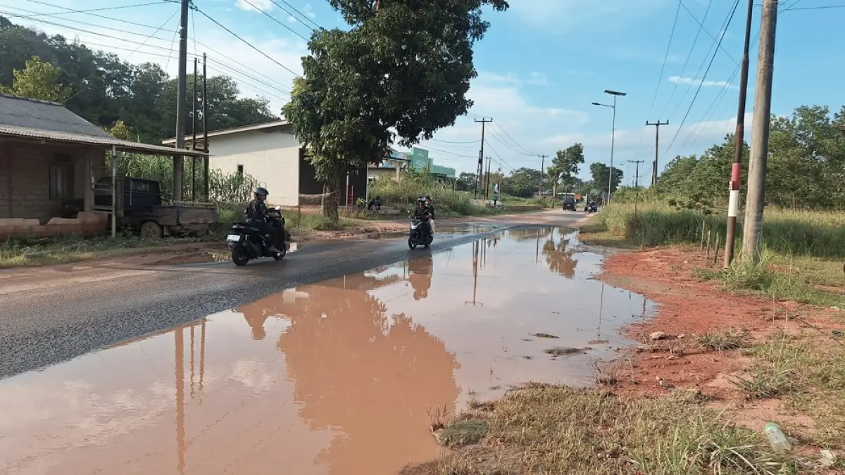 Genangan air yang berada di Jalan Korindo, Simpang Galang Batang, Bintan. F. Kiriman Roni untuk Batam Pos
