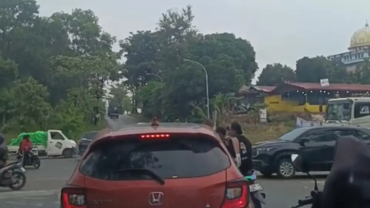 Lampu lalu lintas di simpang empat Polsek Batuaji, Tanjung Uncang padam, membuat arus kendaraan menjadi semrawut.
