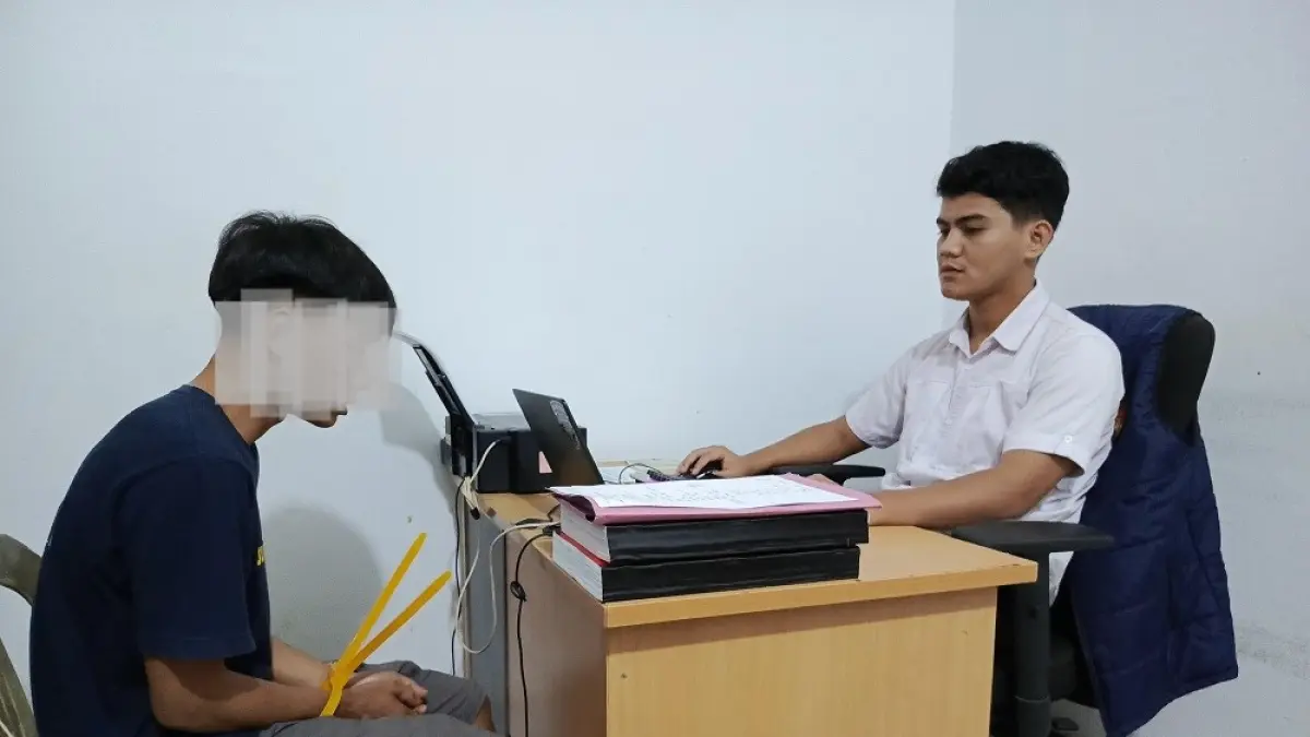 Pelaku penyiraman air keras, AG,28, menjalani pemeriksaan di Polsek Sagulung. Foto: Eusebius Sara/Batam Pos 