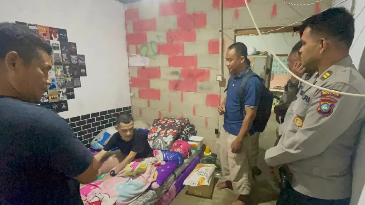 Polisi menyambangi Iswandi di rumahnya Kampung Sialang, Desa Berakit, Kecamatan Teluk Sebong, Bintan pada Jumat (29/5/2026). F. Kiriman H.P Bako untuk Batam Pos