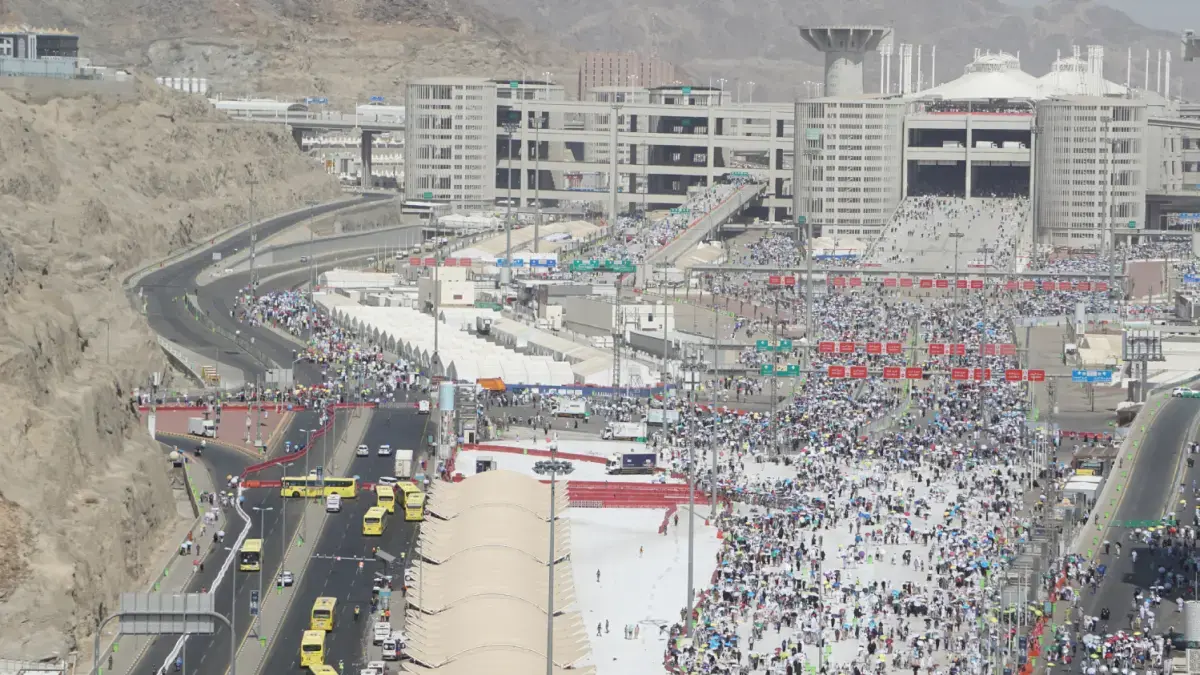 Ribuan jamaah haji turun dari area jamarat dan memasuki kota Makkah, Jumat (29/5) siang waktu Arab Saudi. mereka mengambil dafar awal dan mengakhiri mabit di Mina pada 12 Zulhijjah. (Bayu Putra/JawaPos.com/MCH 2026)