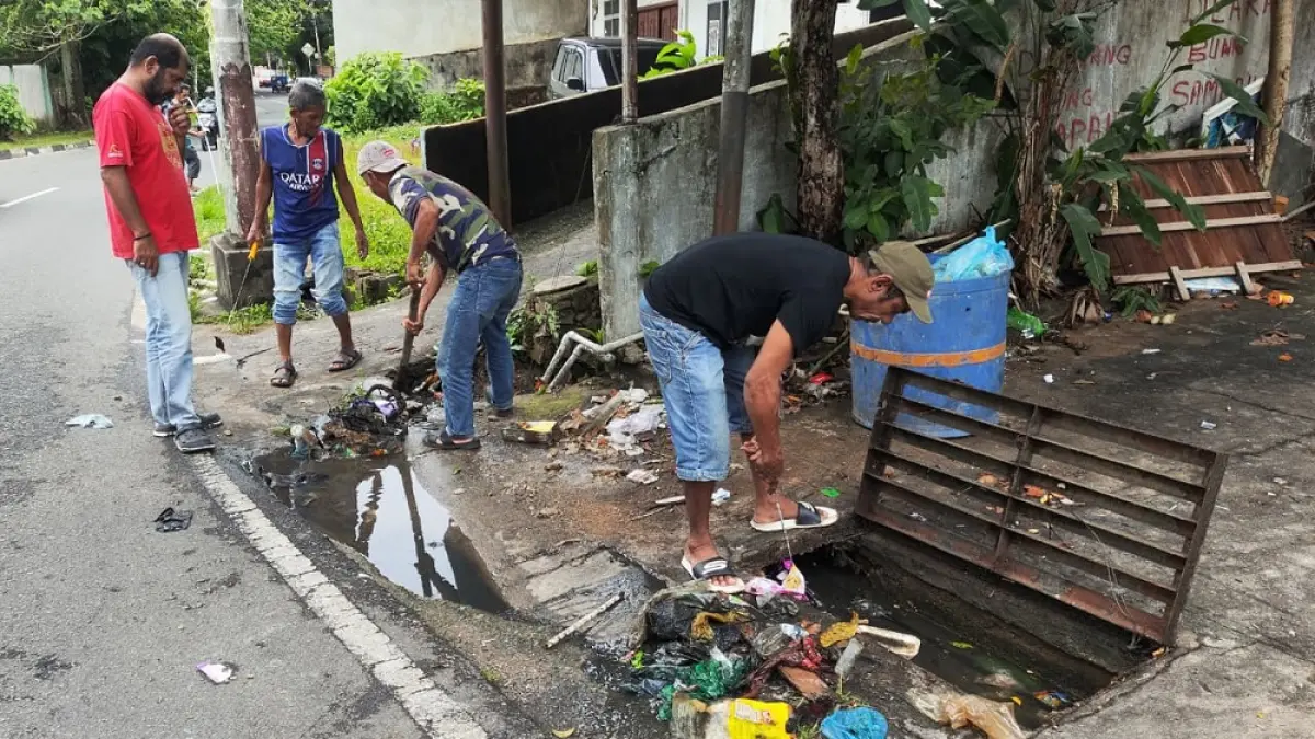 Sejumlah warga Gang Melur Jalan Kemboja Tanjungpinang gotong royong membersihkan drainase tersumbat. F. Yusnadi Nazar/Batam Pos