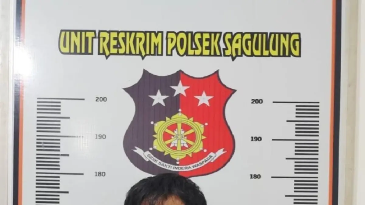 Tersangka pencurian bermodus teknisi WiFi gadungan diamankan polisi di Batam. Foto: Istimewa