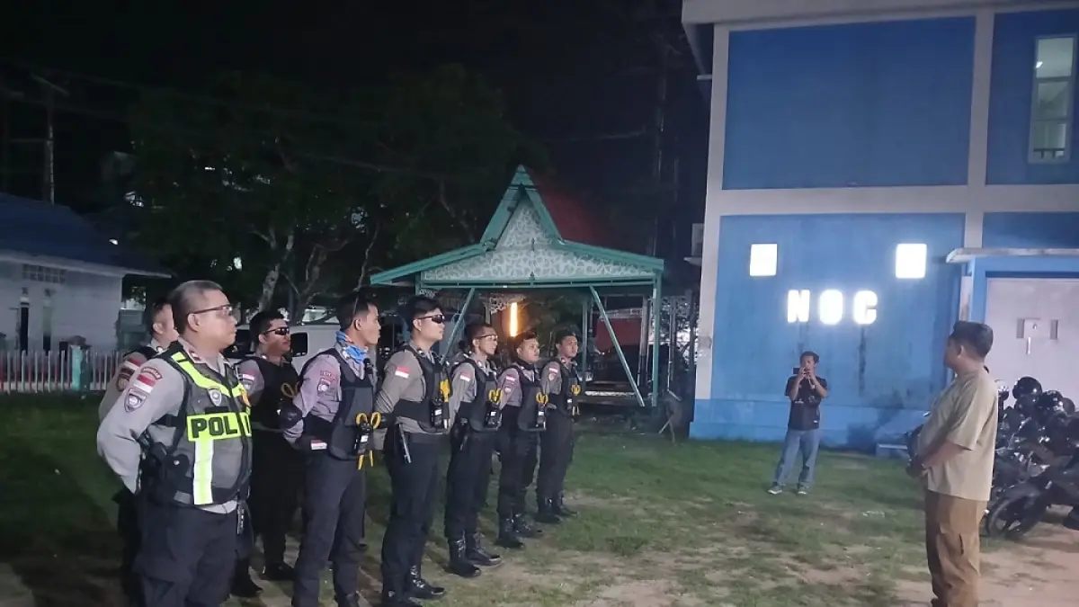 Kapolsek Siantan, Iptu Dodi Setiawan, memimpin apel perdana peluncuran Tim Napoleon Presisi di Taman Bermadah, Kelurahan Tarempa. Foto: Ihsan Imaduddin/Batam Pos
