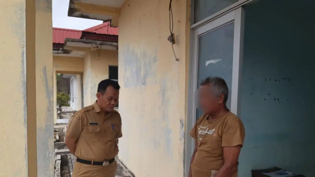 Kepala UPTD Nilam Suri Efryadi (kiri) bersama klien UPTD di Batam, Kepri. F. UPTD Nilam Suri 