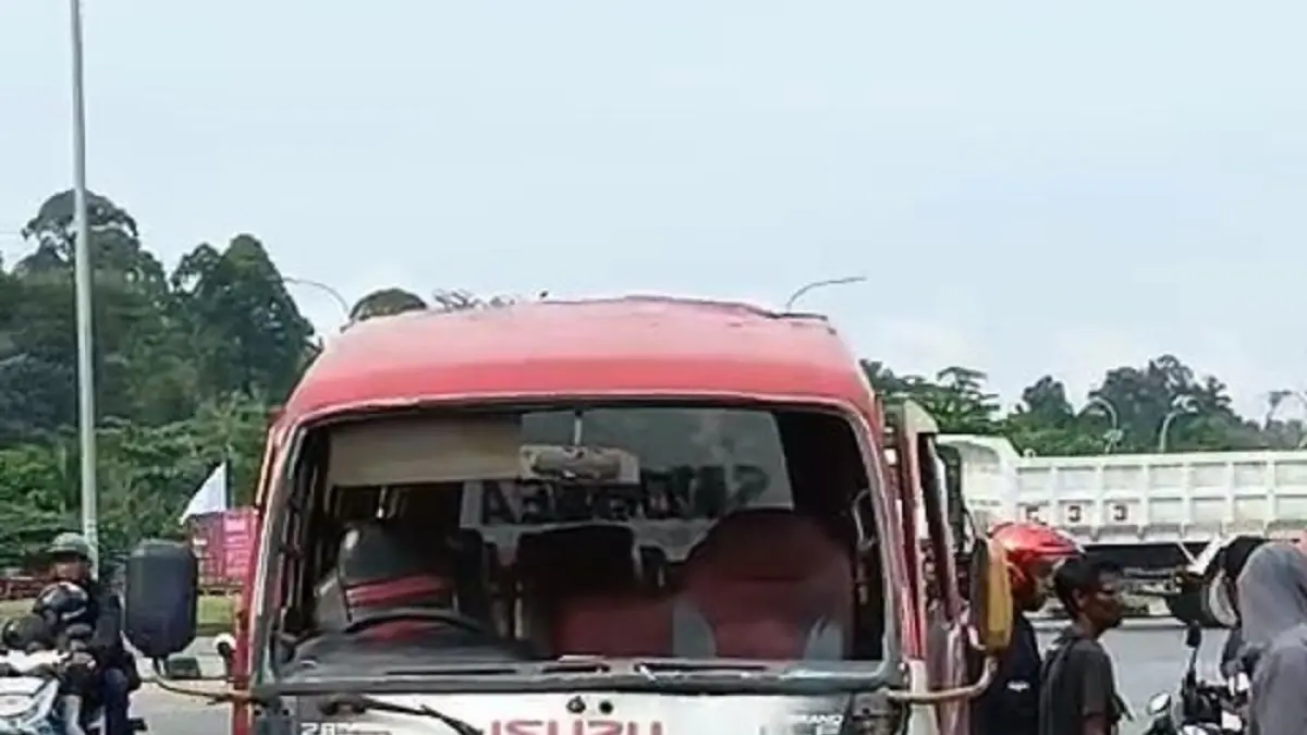 Kondisi bagian depan angkot yang rusak parah usai menabrak trailer yang terparkir di tepi Jalan Brigjen Katamso, kawasan Bundaran Basecamp menuju Tanjunguncang, Sabtu (30/5). Foto: Istimewa