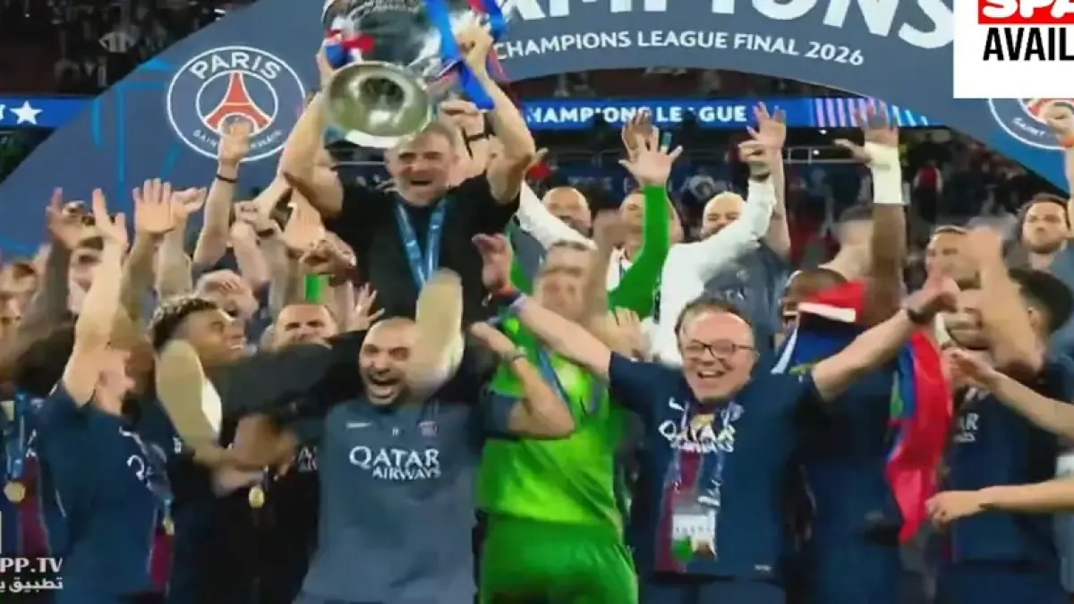 Pemain PSG merayakan keberhasilan mempertahankan gelar Liga Champions setelah mengalahkan Arsenal melalui adu penalti pada final di Budapest, Hungaria. Foto: Tangkapan layar Yacineapp.tv