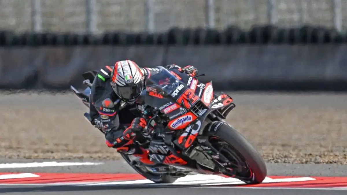 Pembalap Aprillia Racing Marco Bezzecchi beraksi. 