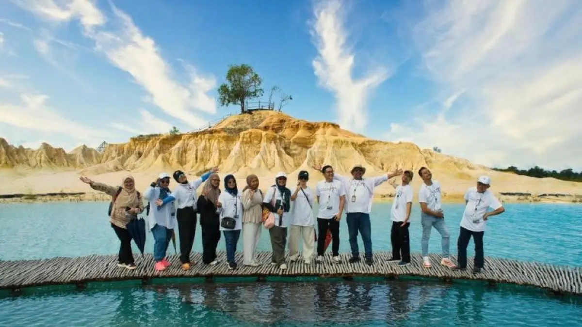 Perwakilan agen perjalanan dan operator tur asal Malaysia antara lain diajak mengunjungi Pulau Penyengat dalam kegiatan Familiarization Trip (Famtrip) ke Destinasi Pariwisata Regeneratif Kepulauan Riau pada 19 Mei 2026. F. Kementerian Pariwisata