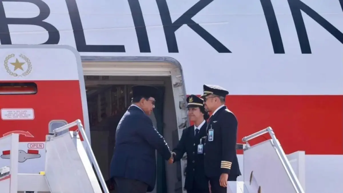 Potret Presiden Prabowo Subianto saat menyalami kru pesawat kepresidenan, salah satunya Tania Widjaya. (Instagram @taniawidjaya)