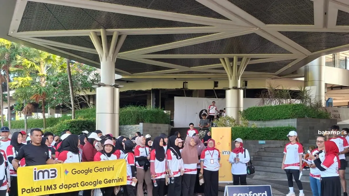 Ratusan warga Batam mengikuti kegiatan jalan santai atau fun walk yang digelar WITT Provinsi Kepri dalam rangka memperingati Hari Tanpa Tembakau Sedunia di kawasan Park Avenue Mall, Batam Kota, Minggu (31/5) pagi. Foto: Iman Wachyudi/Batam Pos