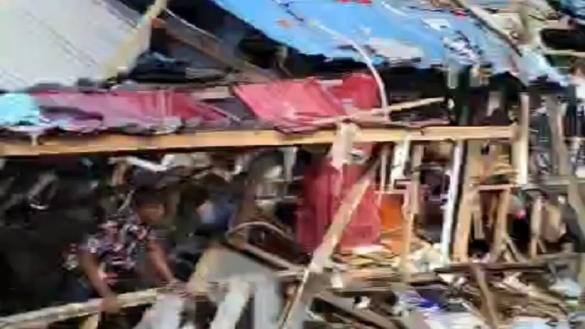 Rumah warga yang rusak berat setelah bom bekas peninggalan Perang Dunia II meledak di Biak , Minggu (31/5) hingga menyebabkan lima orang meninggal dan tiga orang belum ditemukan . (ANTARA/HO/Dokumentasi) 