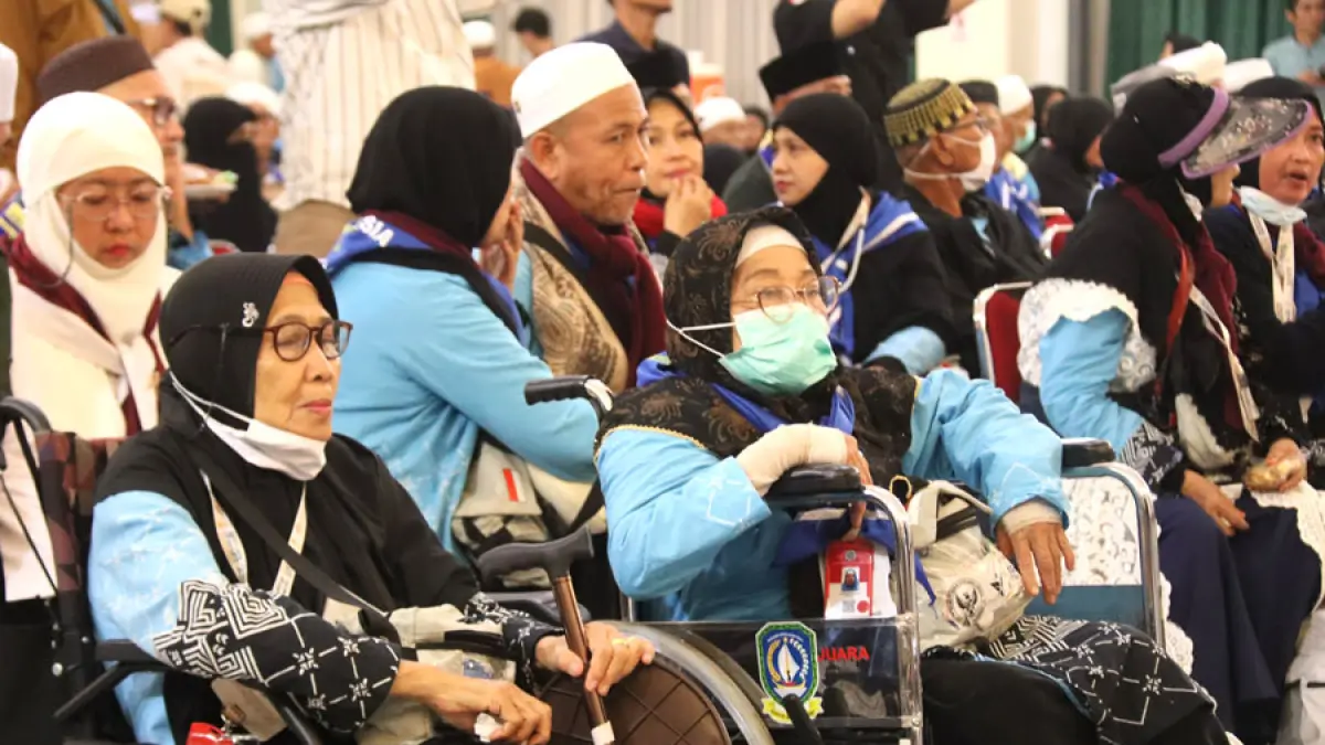 etibanya di Batam, seluruh jamaah langsung menjalani pemeriksaan imigrasi dan kesehatan, termasuk pengecekan suhu tubuh sebelum menuju Asrama Haji. F. Cecep Mulyana / Batam Pos
