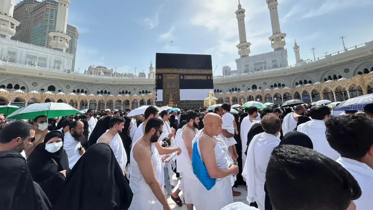 Jamaah menjalani tawaf di sekitar Ka