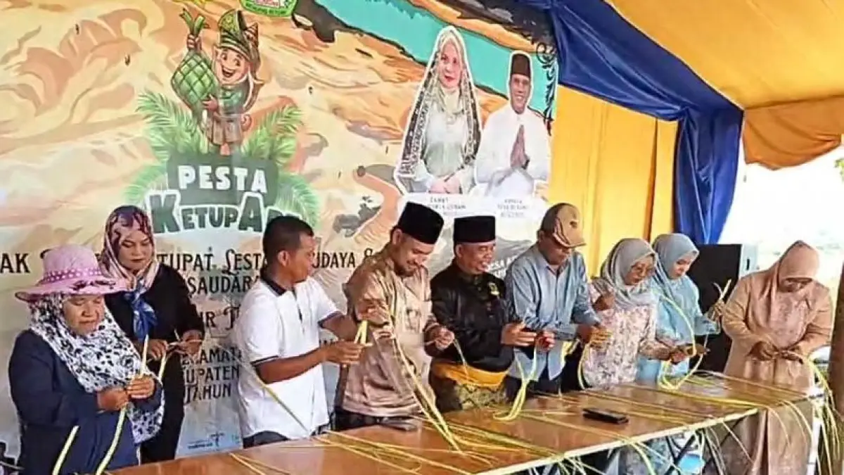 
Lomba menganyam ketupat selama dua menit berlangsung meriah dalam rangkaian Pesta Ketupat di objek wisata Gurun Pasir Telaga Biru, Desa Busung, Kecamatan Seri Kuala Lobam, Bintan, Minggu (31/5/2026). Foto: Slamet Nofasusanto/Batam Pos.