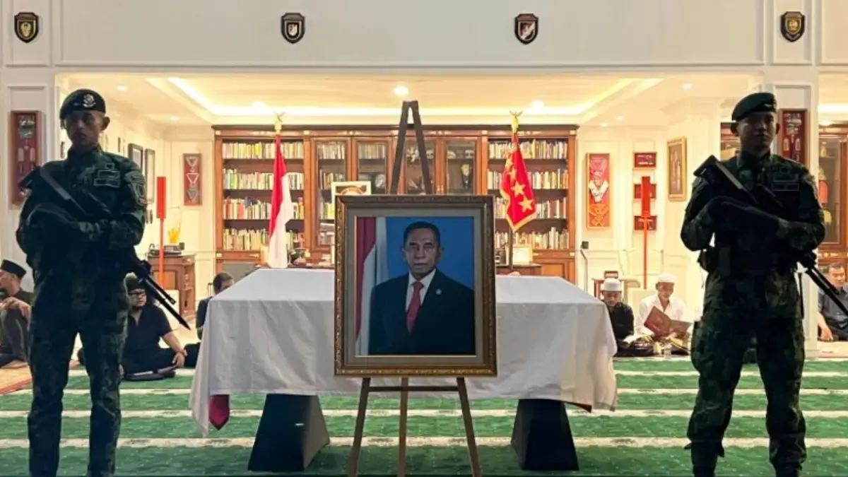 Mantan KSAD dan Menhan, Ryamizard Ryacudu disemayamkan di rumah duka, Perumahan Puri Wira Bhakti, Cikeas, Kecamatan Gunungputri, Kabupaten Bogor, Minggu (31/5). (ANTARA/M Fikri Setiawan)