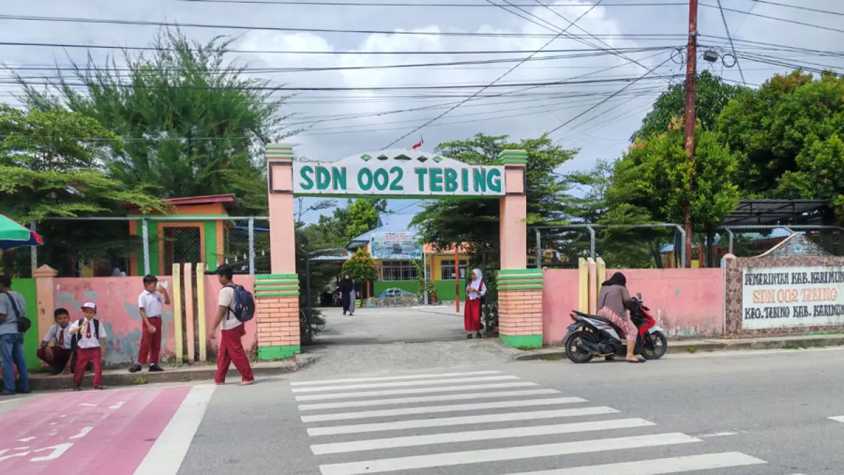 
Sejumlah pelajar SD Negeri 002 Tebing bersiap pulang setelah kegiatan belajar mengajar berakhir.   F, Sandi Pram / Batam Pos