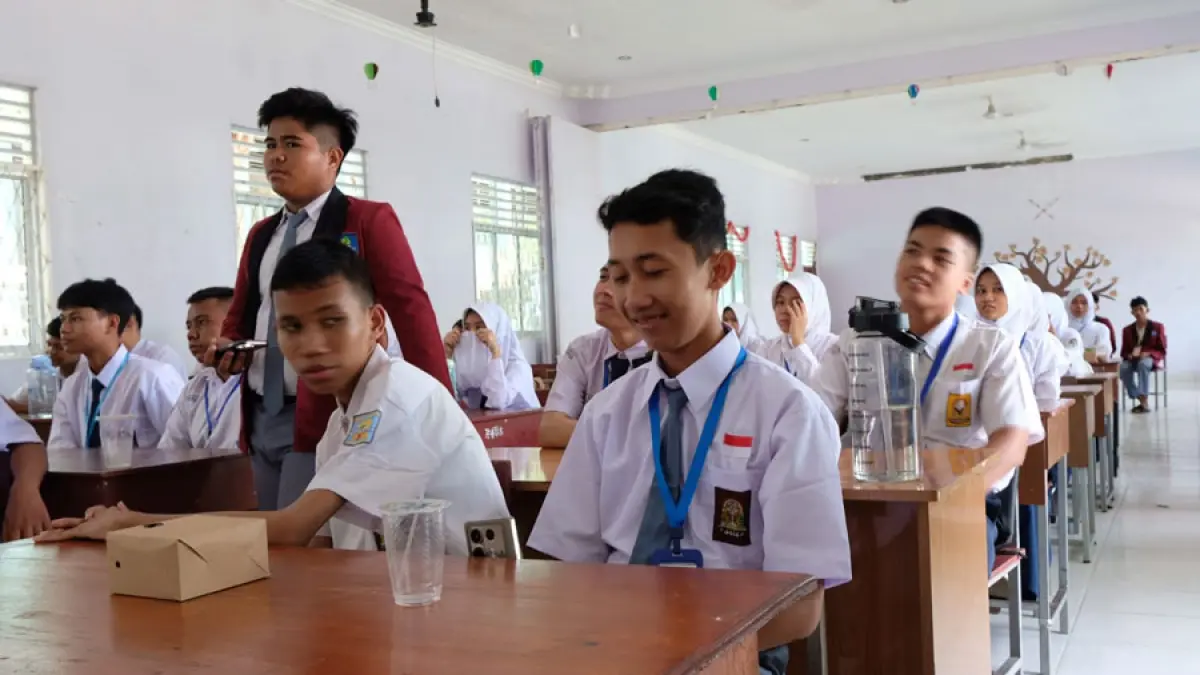 Siswa SMA di Tanjungpinang mengikuti proses belajar mengajar di ruang kelas. Foto: Mohamad Ismail/Batam Pos.