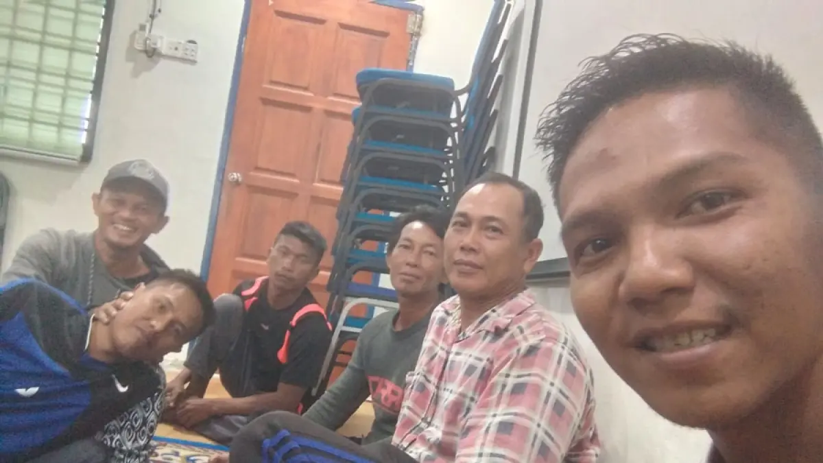 6 Nelayan Kepri saat masih berada di tempat pemeriksaan usai diamankan polisi Maritim Malaysia. F. BPPD untuk Batam Pos