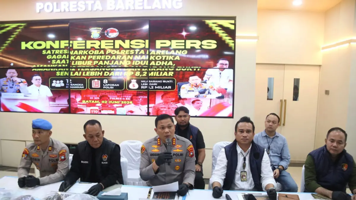 Kapolresta Barelang Kombes Pol Anggoro Wicaksono bersama Kasat Narkoba kompol Arsyad Riyandi , Kasi Humas dan jajaran merilis pengungkapan kasus narkoba yang berhasil diungkap oleh Satresnarkoba saat ekspos di Maloresta Barelang, Selasa (2/6). F Cecep Mulyana/Batam Pos