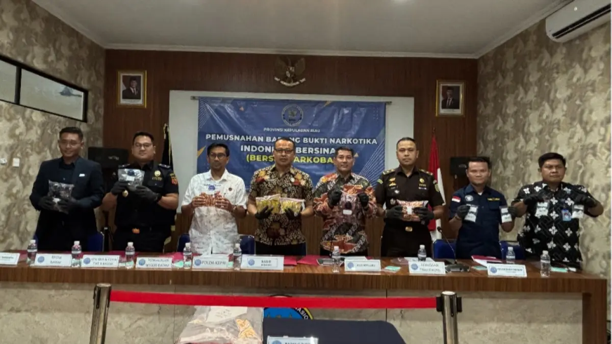Badan Narkotika Nasional Provinsi (BNNP) Kepulauan Riau memusnahkan barang bukti narkotika jenis sabu dan etomidate hasil pengungkapan dua kasus berbeda. Selasa (2/6).