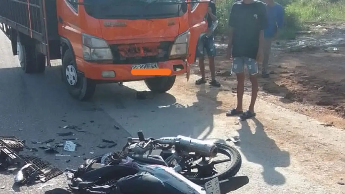 Kondisi korban tergeletak telentang di badan jalan usai tabrakan dengan truk pengangkut ayam di jalan Tanjungpinang - Tanjunguban, tepat depan Nursery Penghijauan, Desa Sebong Pereh, Kecamatan Teluk Sebong, Bintan pada Selasa (2/6/2026) sekitar pukul 08.30 WIB.  F. istimewa