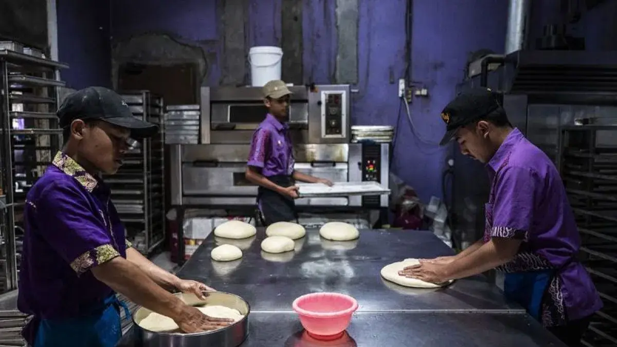 Ilustrasi - Pekerja mengolah adonan roti di industri rumahan Super Roti, Gayamsari, Semarang, Jawa Tengah. ANTARA FOTO/Aprillio Akbar/bar/pri.