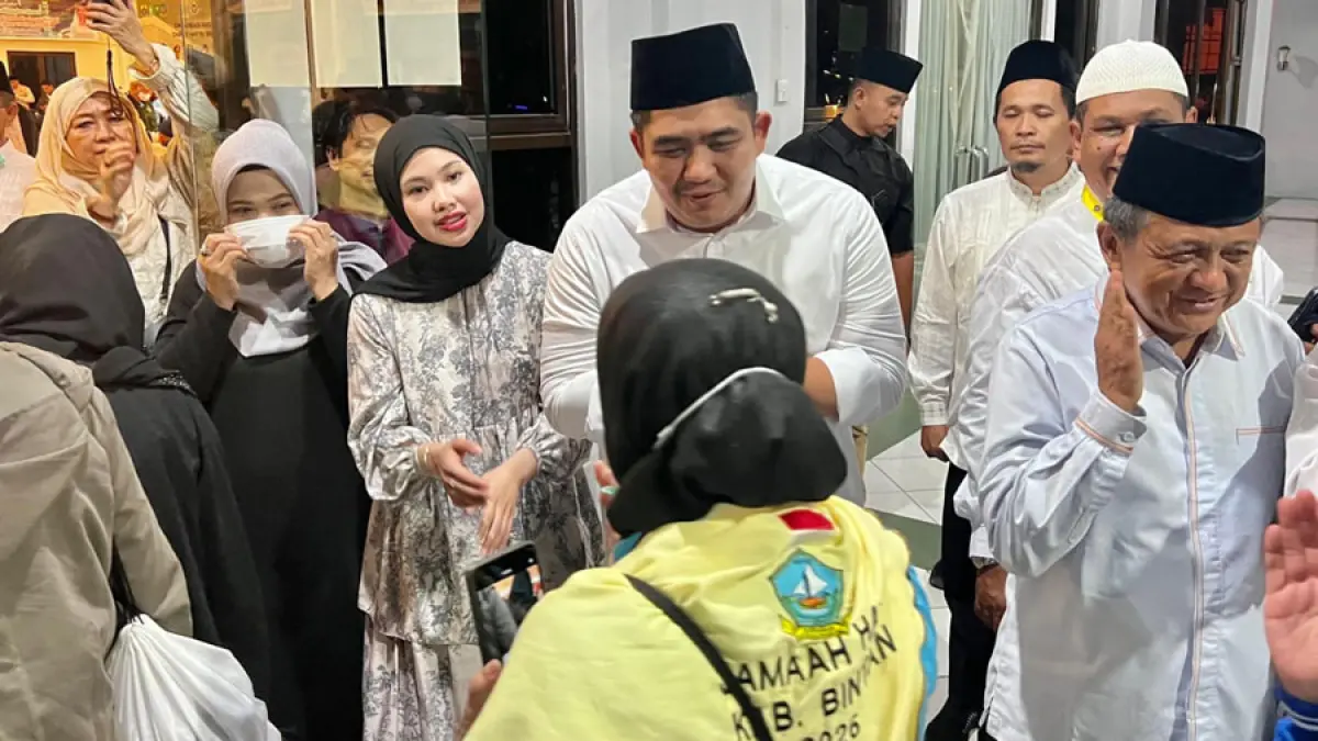 Jemaah haji disambut Bupati Bintan, Roby Kurniawan dan Kepala Kantor Kemenag Bintan, Abu Sufyan di Asrama Haji Batam, Senin (1/6/2026) malam. F.Kiriman Zoko untuk Batam Pos.