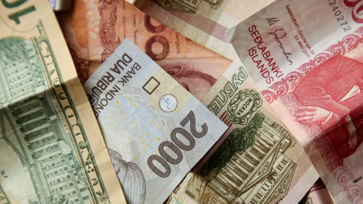 Mata uang rupiah, USD, dan SGD. (Freepik)
