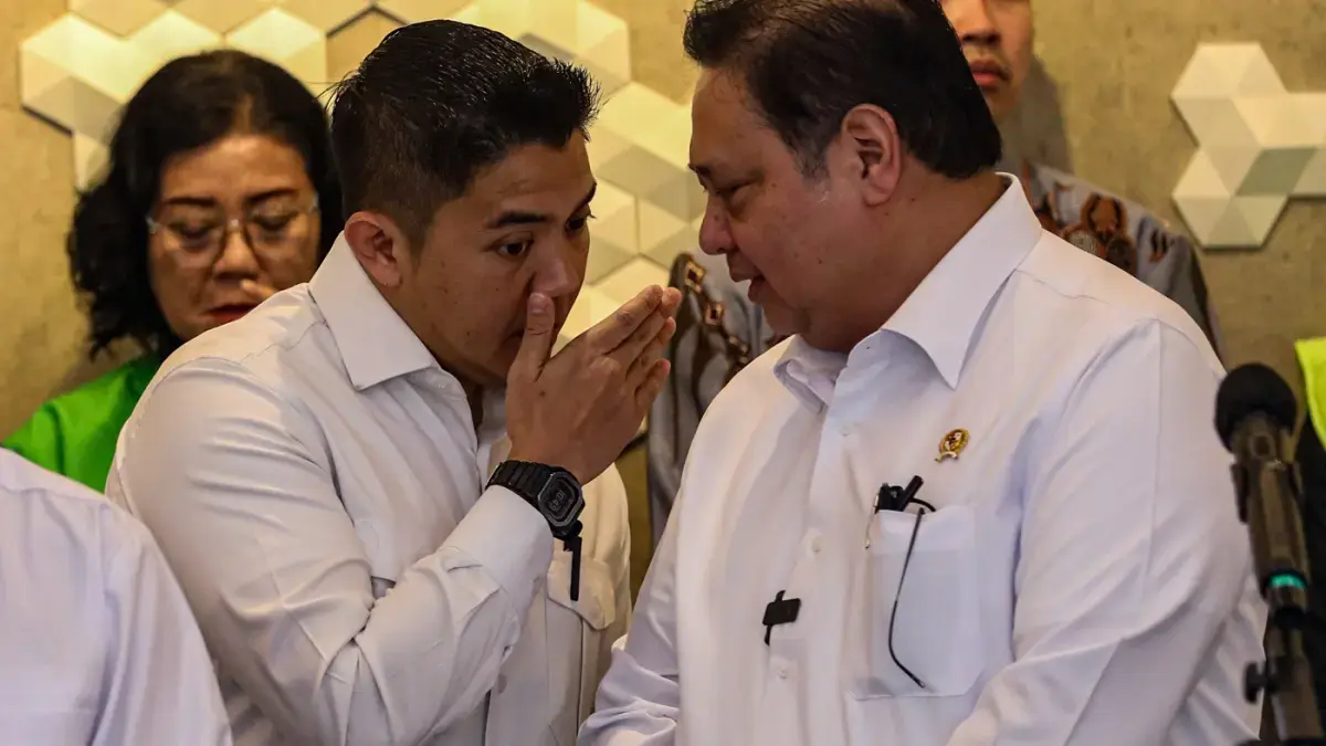 Sekretaris Kabinet Teddy Indra Wijaya (kiri) di Kantor Kemenko Bidang Perekonomian, Jakarta, Selasa (3/3/2026). Teddy menanggapi kritik Dino Patti Djalal terkait intensitas kunjungan luar negeri Presiden Prabowo Subianto. (Salman Toyibi/Jawa Pos) 