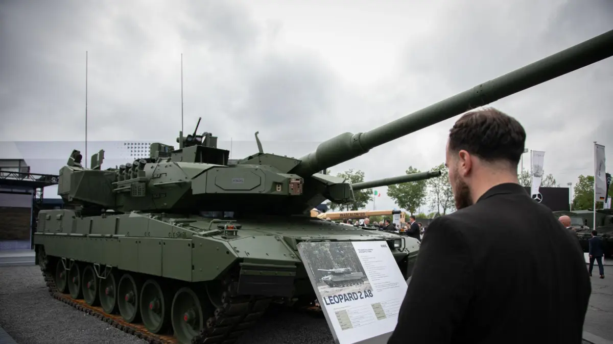 Suasana dan area pameran Eurosatory, salah satu ajang pertahanan dan keamanan terbesar di dunia yang digelar di Paris, Prancis.
