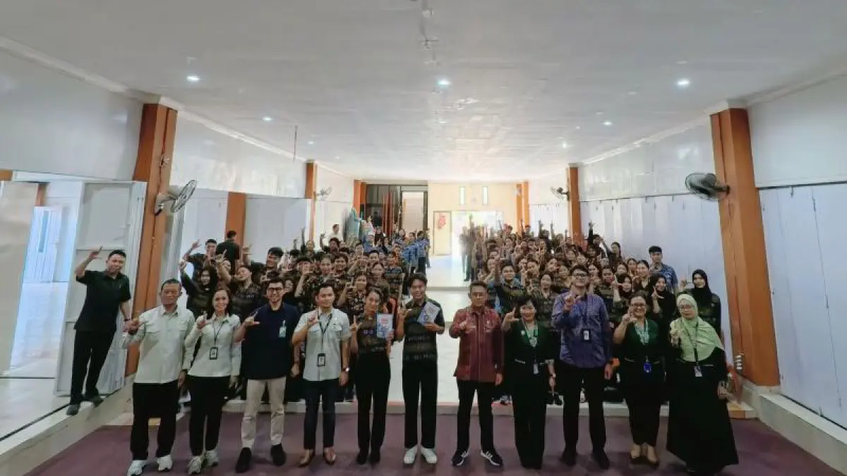 Otoritas Jasa Keuangan (OJK) Sulawesi Tengah menggelar sosialisasi peluang kerja luar negeri, migrasi aman, dan literasi keuangan bagi calon pekerja migran Indonesia (PMI), sekaligus meluncurkan Buku Saku Literasi Keuangan Calon PMI bertema “Pekerja Migran Cerdas Finansial, Menuju Indonesia Maju”. F. ANTARA/HO-Humas OJK Sulawesi Tengah.