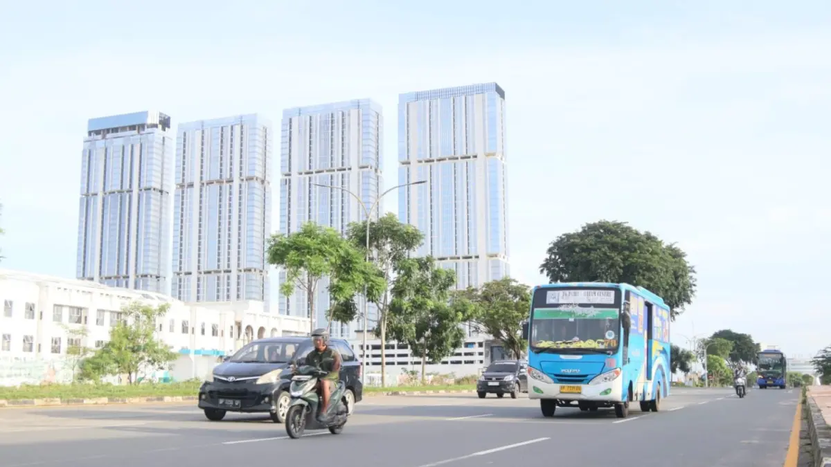 Bus trans Batam sedang melintas di jalan raya. F Cecep Mulyana/ Batam Pos