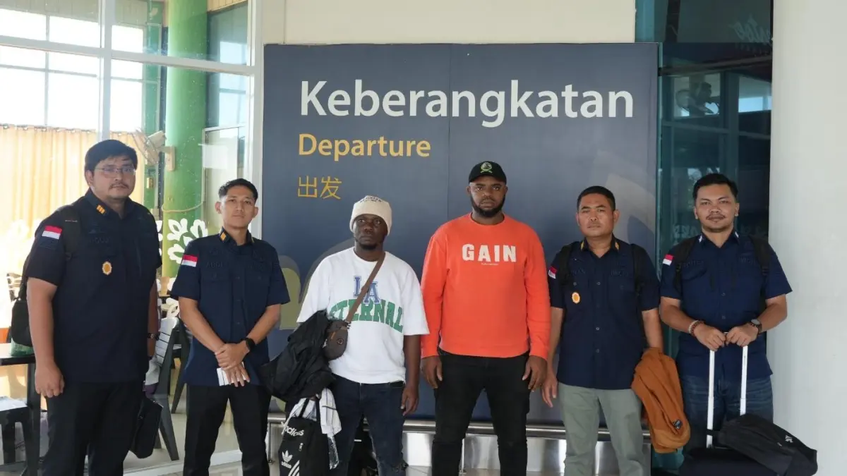 Dua WN Nigeria yang dideportasi karena melebihi masa tinggal di Tanjungpinang. F Rudenim Tanjungpinang untuk Batam Pos