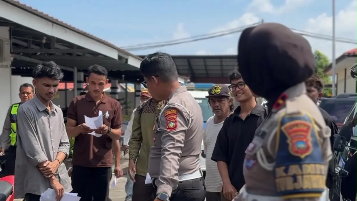 Personil Satlantas Polres Karimun melakukan pemeriksaan sepeda motor yang menggunakan knalpot brong dan memanggil orang tua. F Sandi Pramosinto/Batam Pos