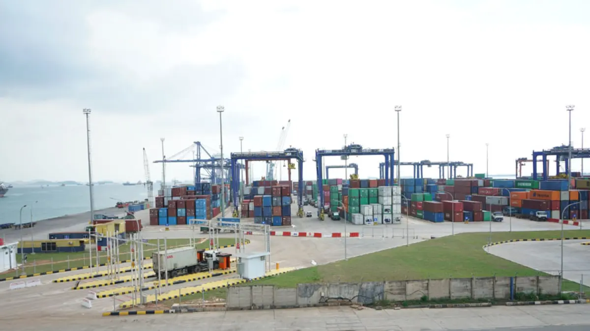 Tampak tumpukan peti kemas dan STS Crane di TPK Batu Ampar Batam, Kepri.  F. BP Batam untuk Batam Pos