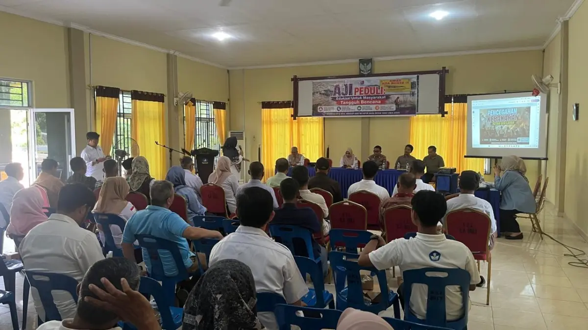 Warga Sri Kuala Lobam Bintan saat menghadiri dialog edukasi karhutla yang digelar AJI Tanjungpinang bersama BPBD Bintan, Rabu (3/6). F. AJI Tanjungpinang untuk Batam Pos