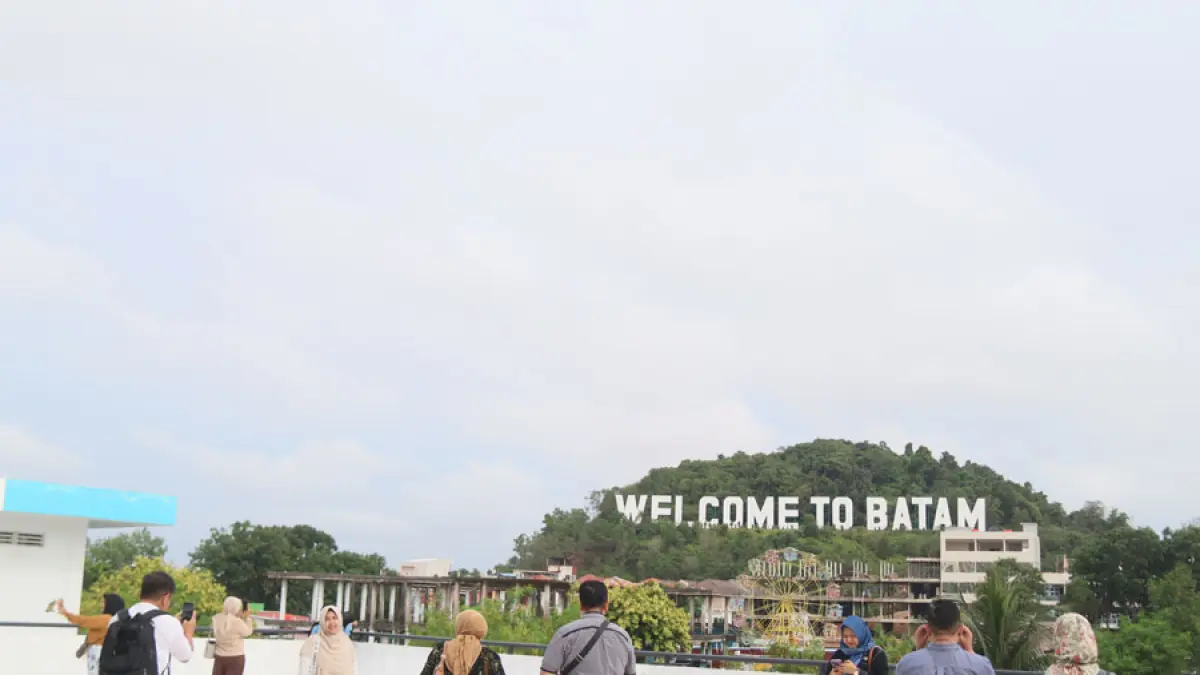 Wisatawan berswafoto di kawasan Landmark Welcome to Batam, Batam Centre, Jumat (29/5). Ikon Kota Batam tersebut masih menjadi salah satu destinasi favorit warga dan wisatawan untuk berfoto sekaligus menikmati panorama kota. F. Cecep Mulyana/Batam Pos.