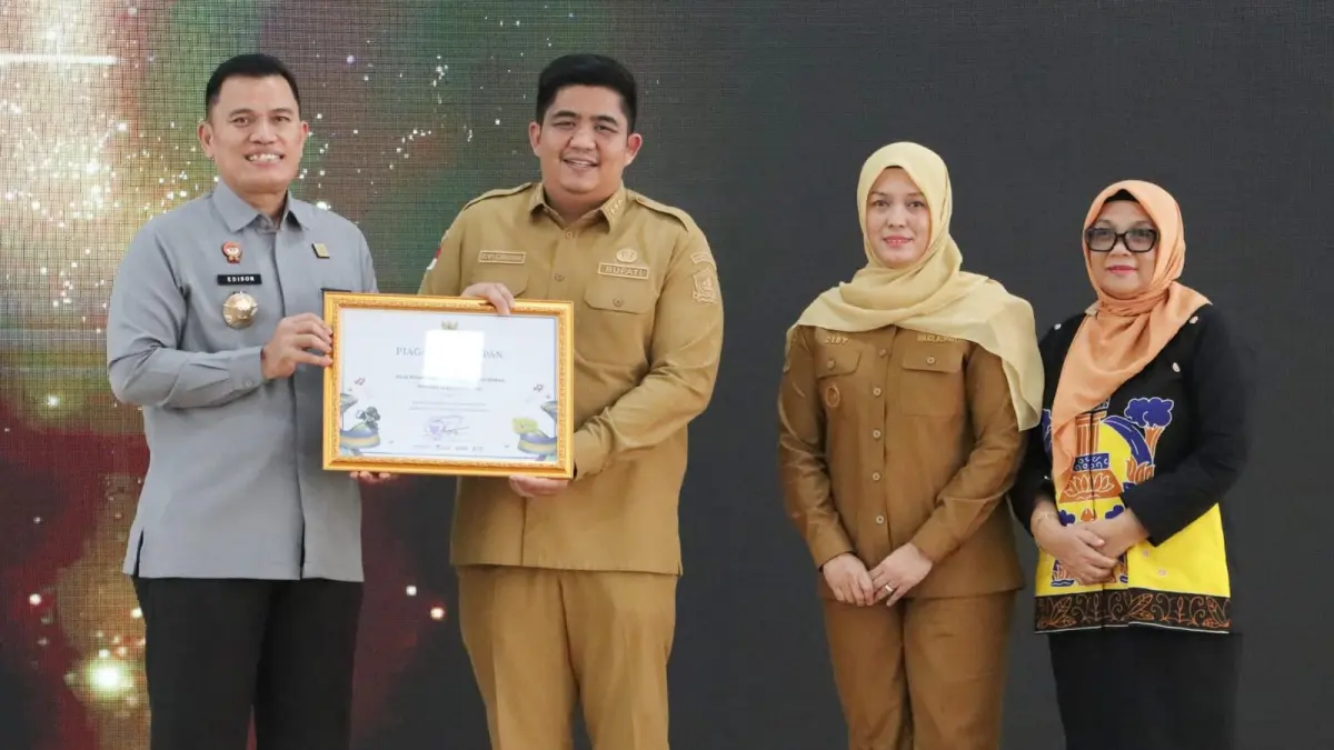 Bupati Bintan, Roby Kurniawan, didampingi Wakil Bupati Bintan, Deby Maryanti menerima piagam penetapan Desa Wisata Pengudang sebagai Kawasan Berbasis Kekayaan Intelektual untuk kategori Kawasan Karya Cipta dan Merek, baru-baru ini. F. Zoko untuk Batam Pos